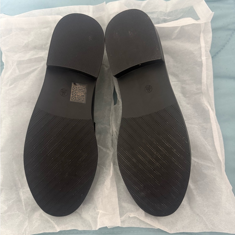Elegant Black Patent Leather Flats - Picture 5 of 6